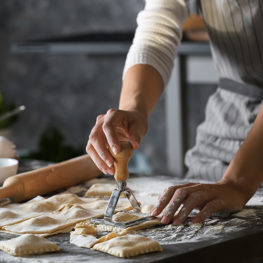 повар готовит пасту