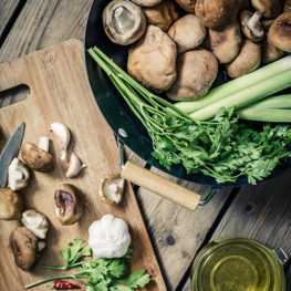 овощи и зелень на деревянной доске