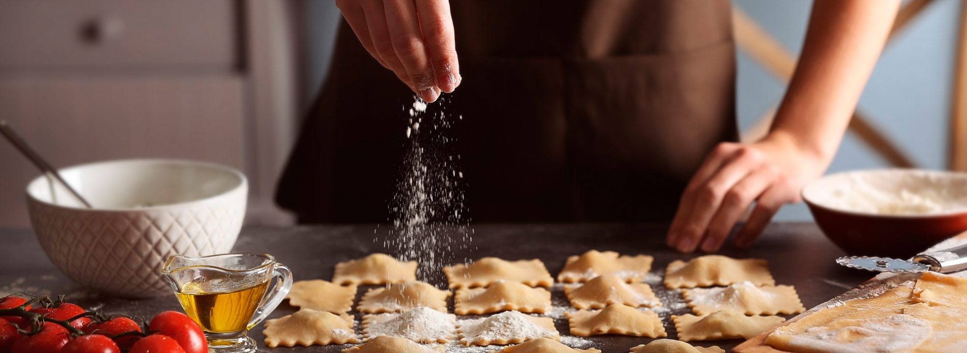 повар готовит пасту