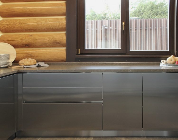 кухня из стали в деревянном доме