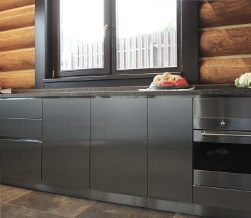 кухня из нержавеющей стали в деревянном доме