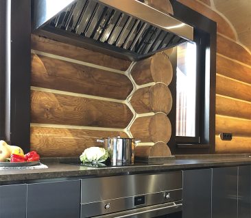 кухня из металла в деревянном доме